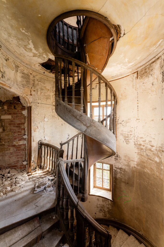 Escalier en colimaçon en ruine dans une vieille maison